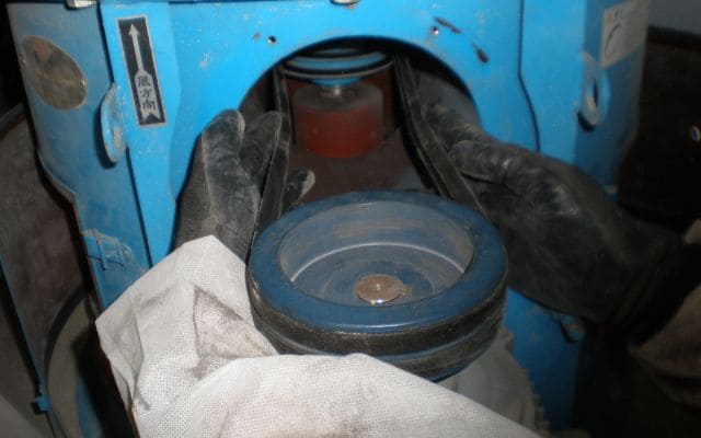 排気ファンに堆積する塗料とその対処｜定期点検でわかったリスクと対策（東京都葛飾区）